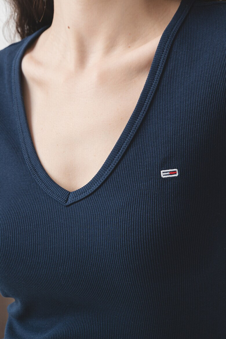 Tommy Jeans Слим тениска с шпиц - Pepit.bg