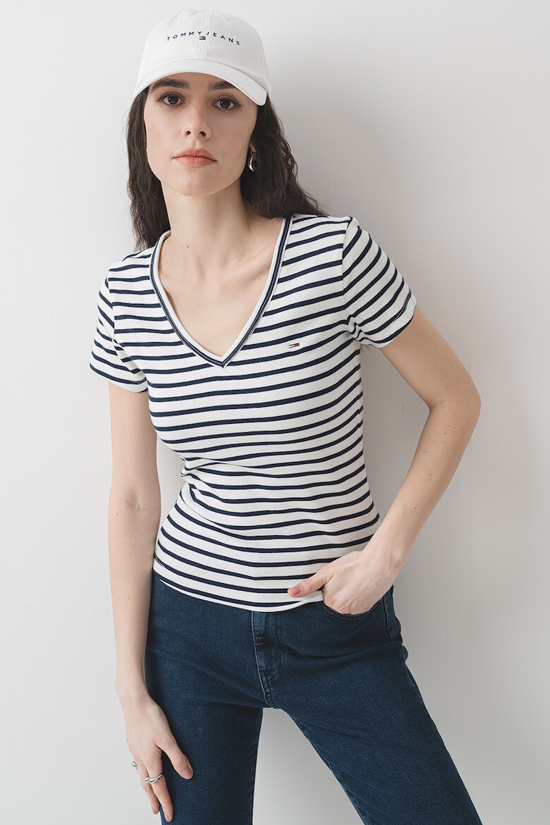 Tommy Jeans Слим тениска с шпиц - Pepit.bg