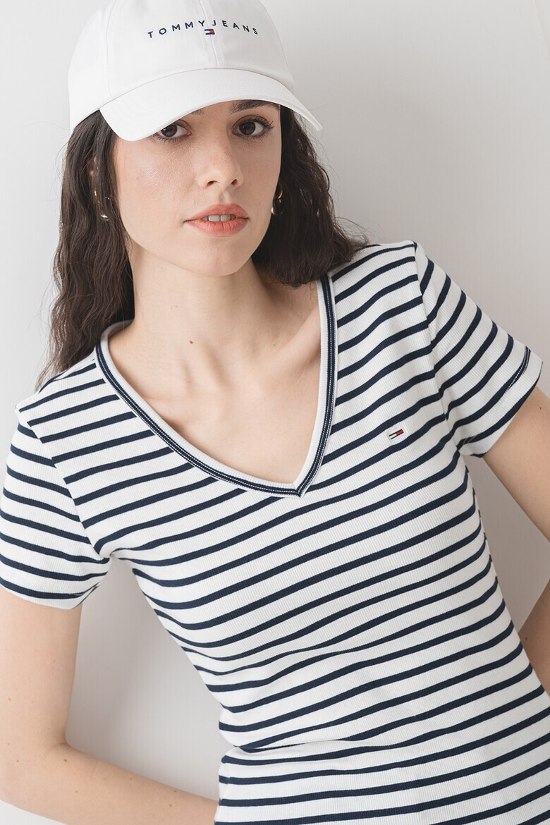 Tommy Jeans Слим тениска с шпиц - Pepit.bg