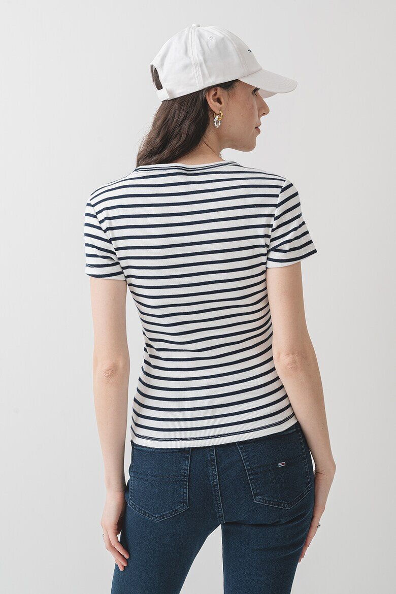 Tommy Jeans Слим тениска с шпиц - Pepit.bg