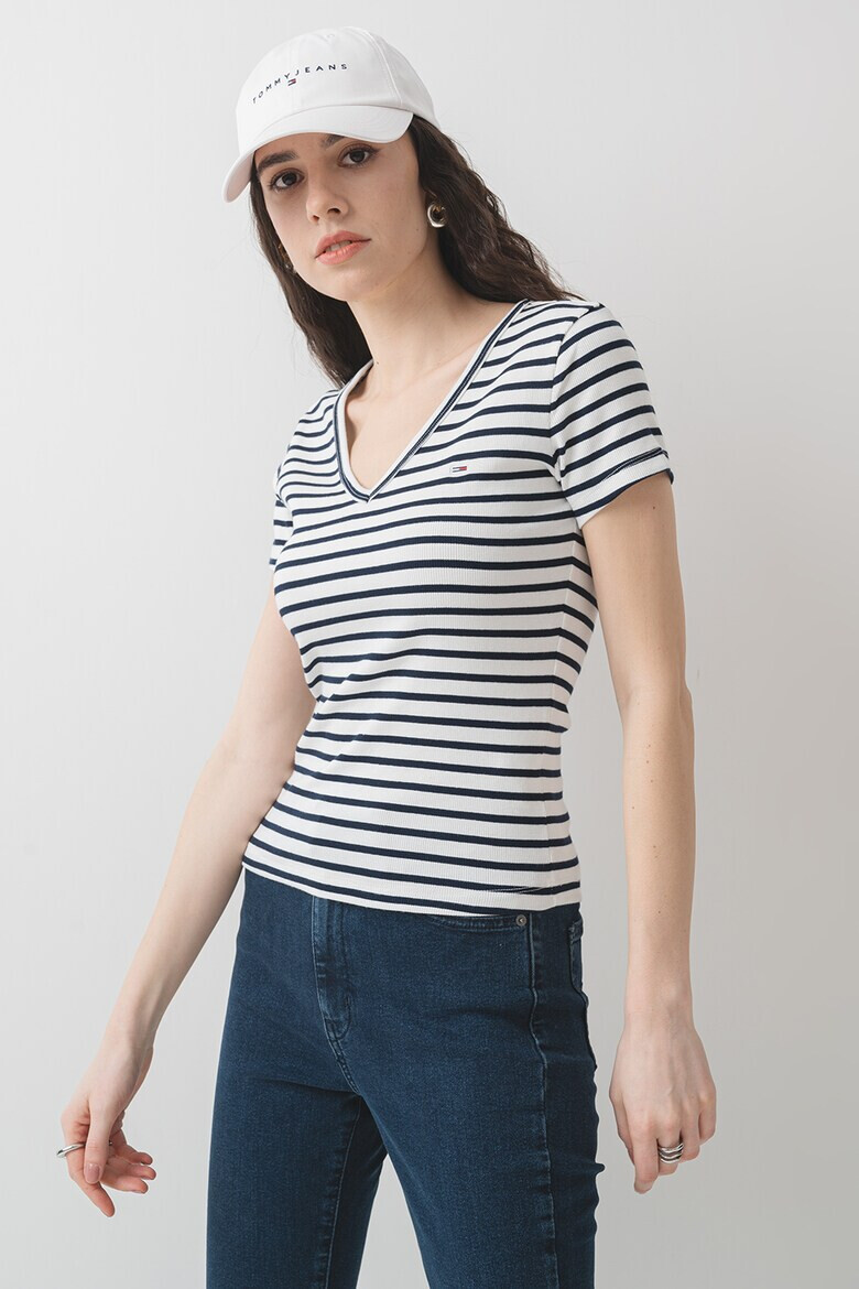 Tommy Jeans Слим тениска с шпиц - Pepit.bg