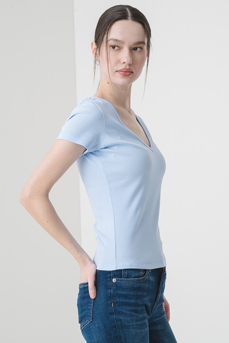 Tommy Jeans Слим тениска с шпиц - Pepit.bg