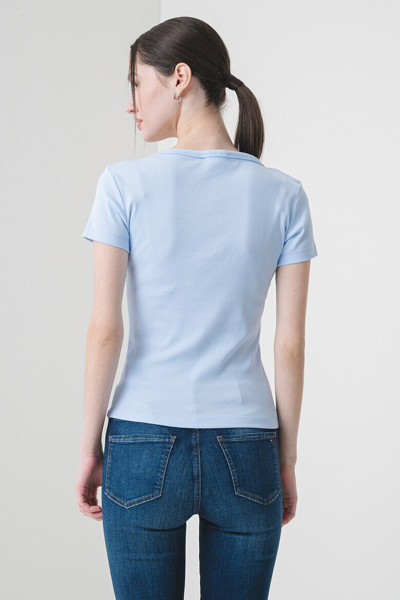 Tommy Jeans Слим тениска с шпиц - Pepit.bg