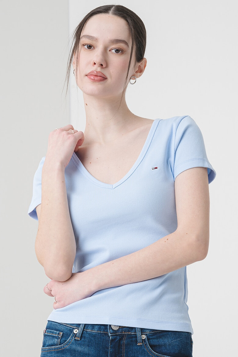Tommy Jeans Слим тениска с шпиц - Pepit.bg