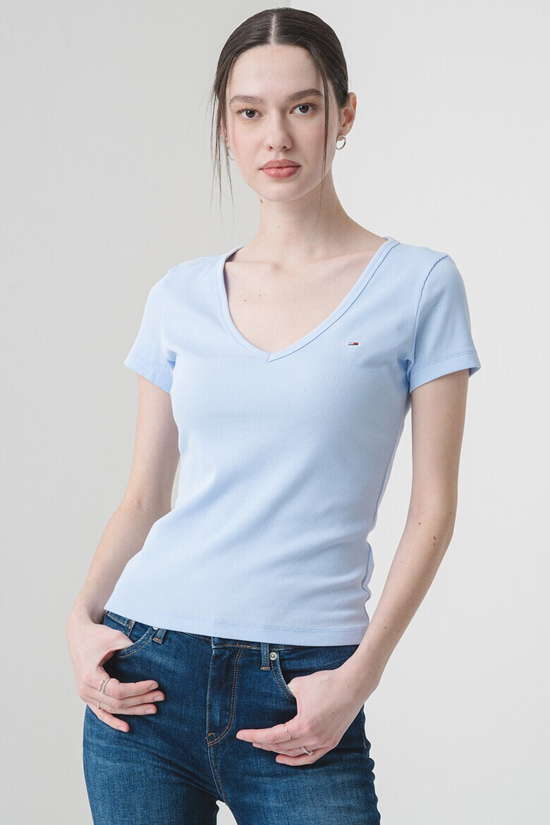 Tommy Jeans Слим тениска с шпиц - Pepit.bg