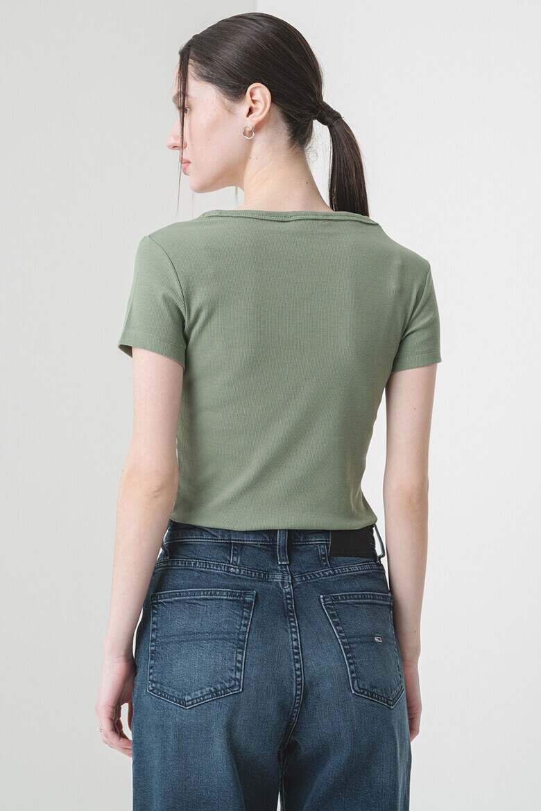 Tommy Jeans Слим тениска с шпиц - Pepit.bg