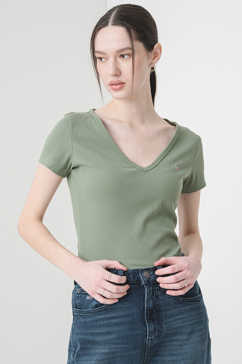 Tommy Jeans Слим тениска с шпиц - Pepit.bg