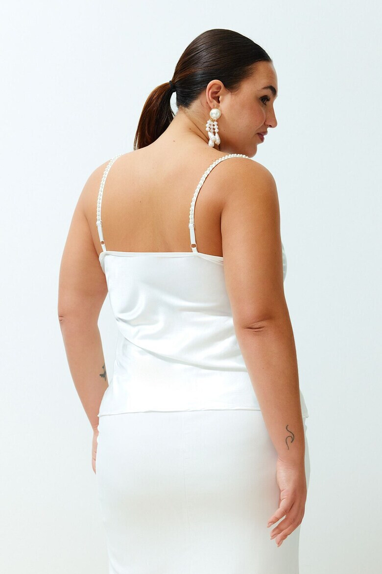 Trendyol Сатиниран топ с драпирано деколте Plus Size - Pepit.bg
