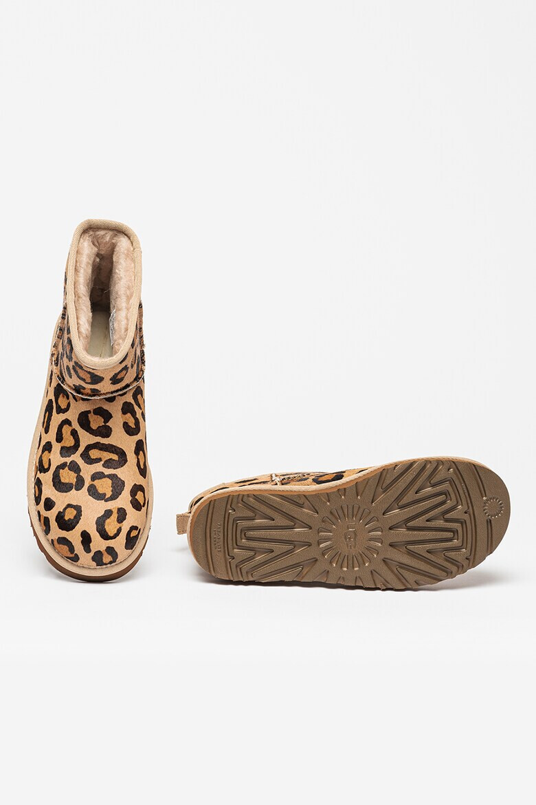 UGG Боти Classic Mini Spotty от кожа с косъм - Pepit.bg