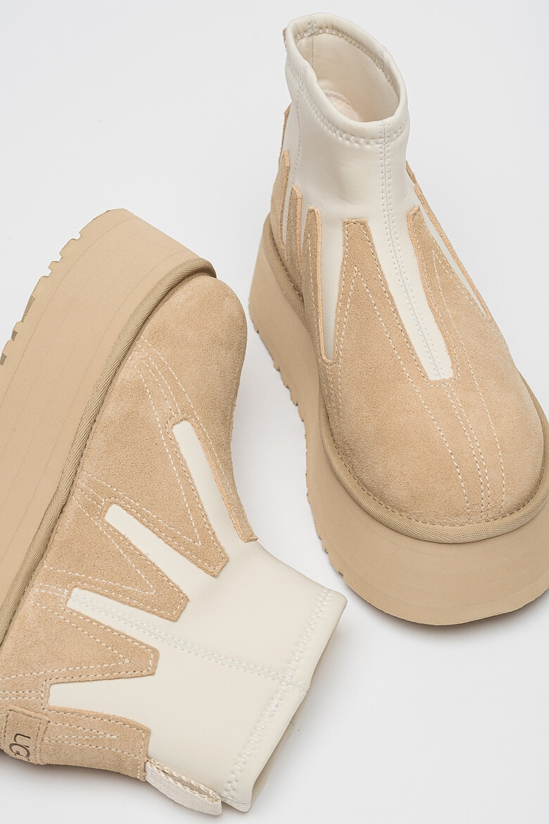 UGG Двуцветни велурени боти Classic Mini Dipper - Pepit.bg