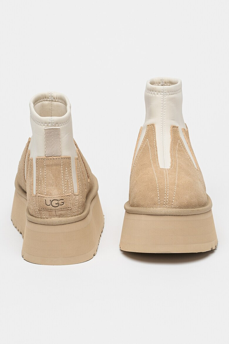 UGG Двуцветни велурени боти Classic Mini Dipper - Pepit.bg