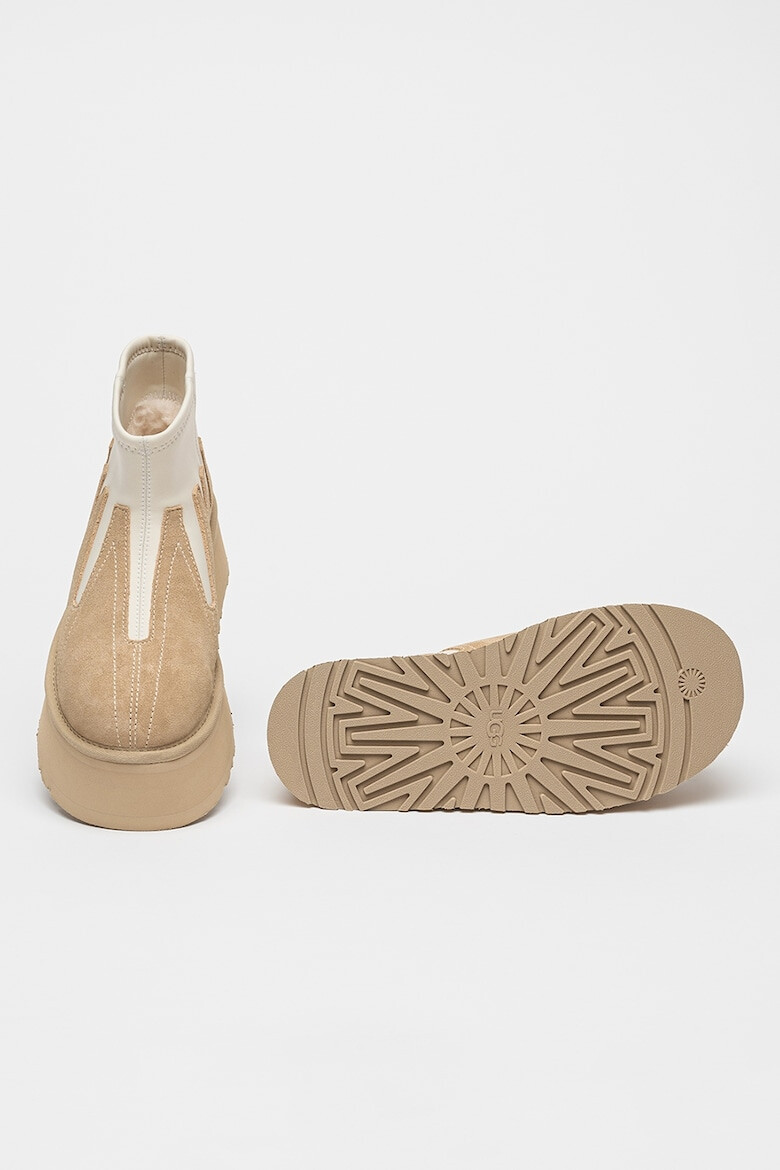 UGG Двуцветни велурени боти Classic Mini Dipper - Pepit.bg