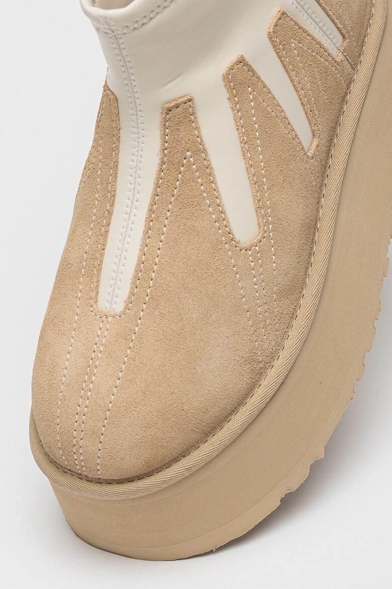 UGG Двуцветни велурени боти Classic Mini Dipper - Pepit.bg