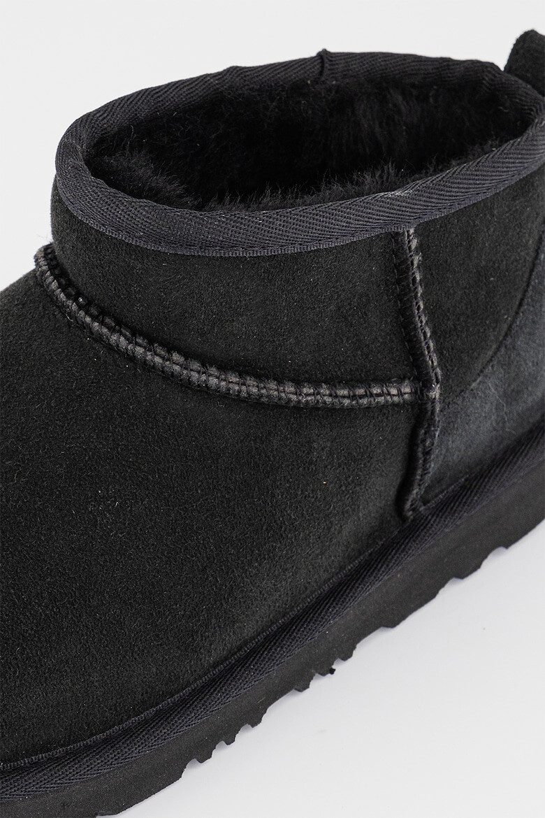 UGG Непромокаеми велурени боти Classic Mini II - Pepit.bg