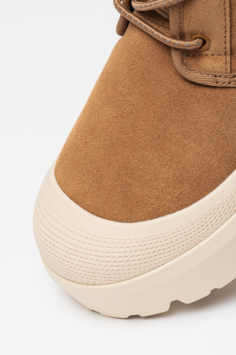 UGG Непромокаеми велурени боти Neumel - Слонова кост/Карамел - Pepit.bg