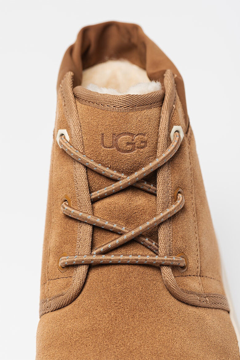 UGG Непромокаеми велурени боти Neumel - Слонова кост/Карамел - Pepit.bg