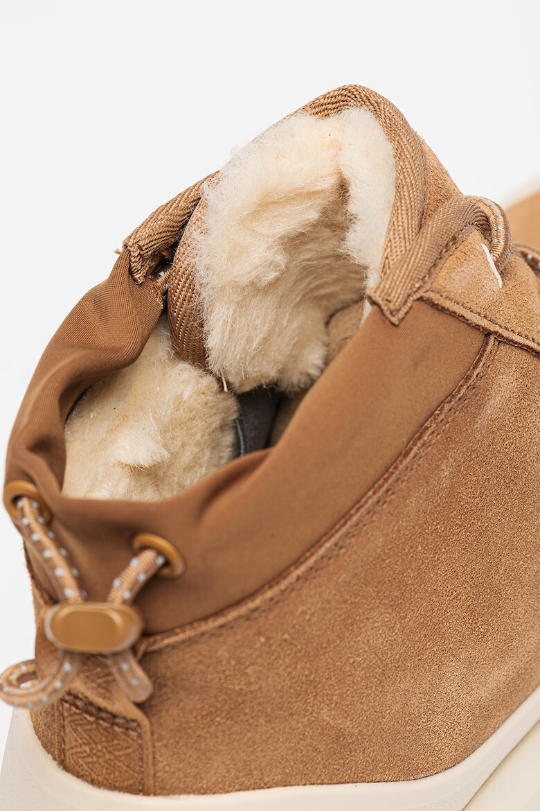 UGG Непромокаеми велурени боти Neumel - Слонова кост/Карамел - Pepit.bg