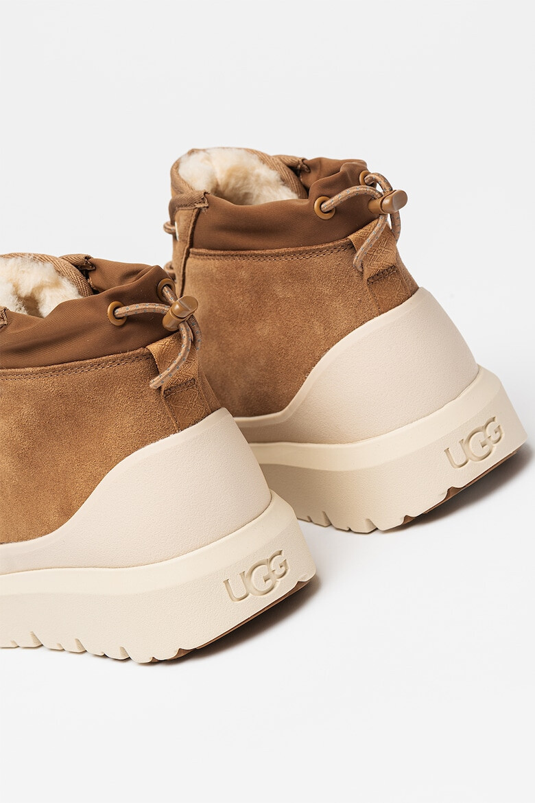 UGG Непромокаеми велурени боти Neumel - Слонова кост/Карамел - Pepit.bg