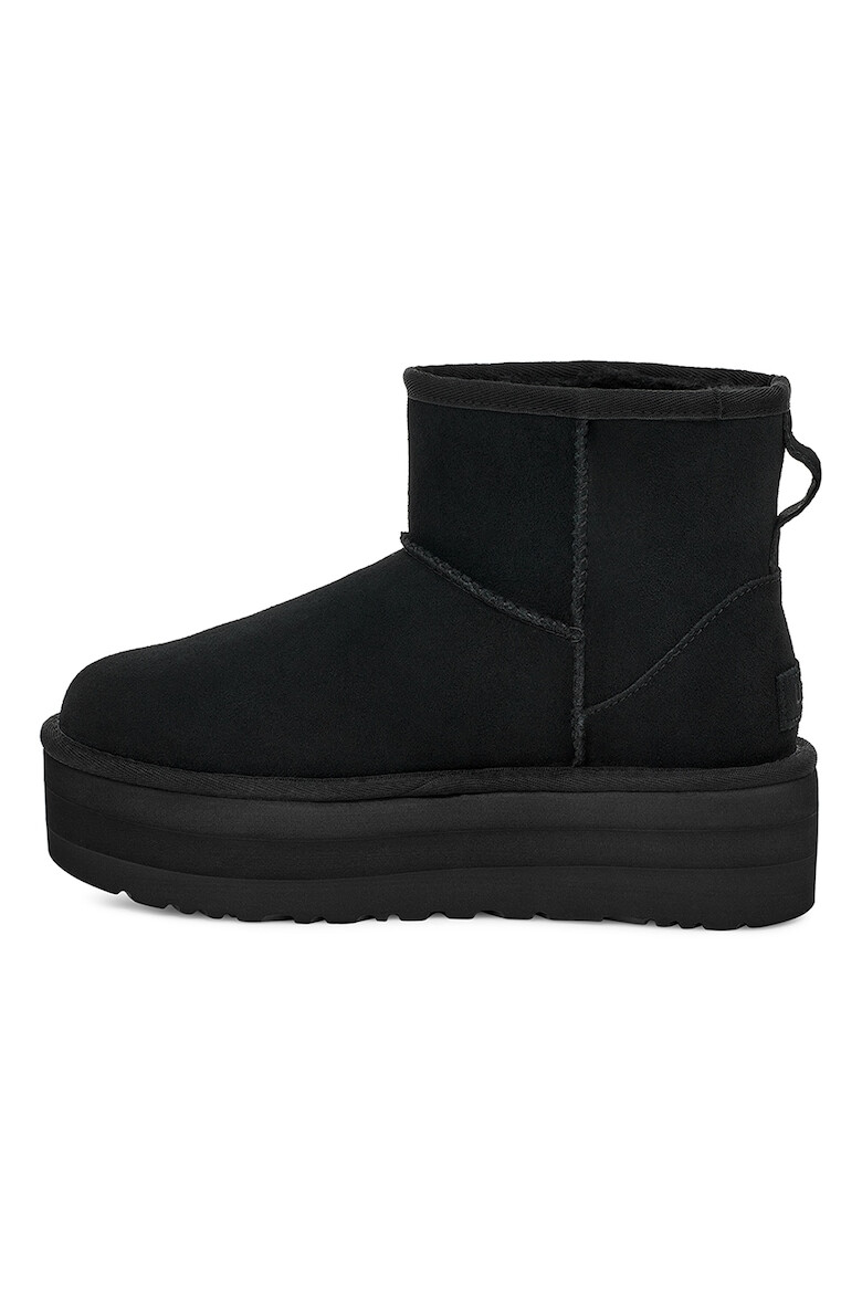 UGG Велурени непромокаеми боти Classic Mini с равна платформа - Черен - Pepit.bg