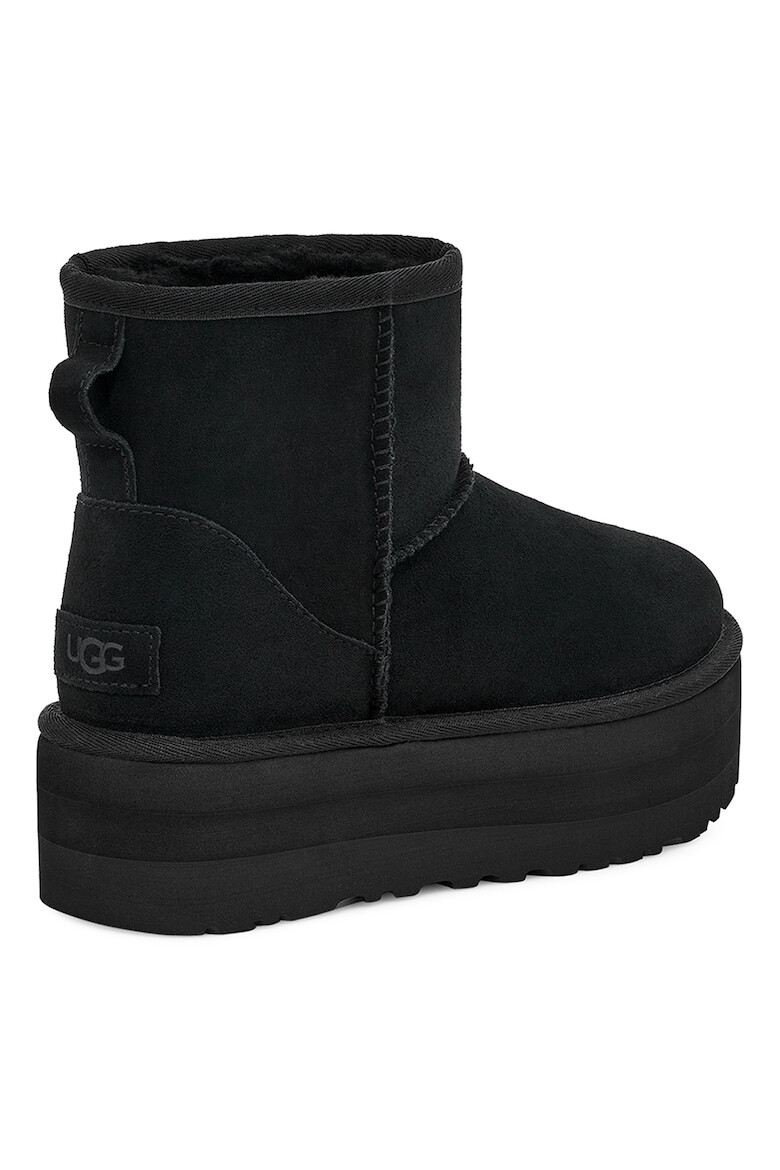 UGG Велурени непромокаеми боти Classic Mini с равна платформа - Черен - Pepit.bg