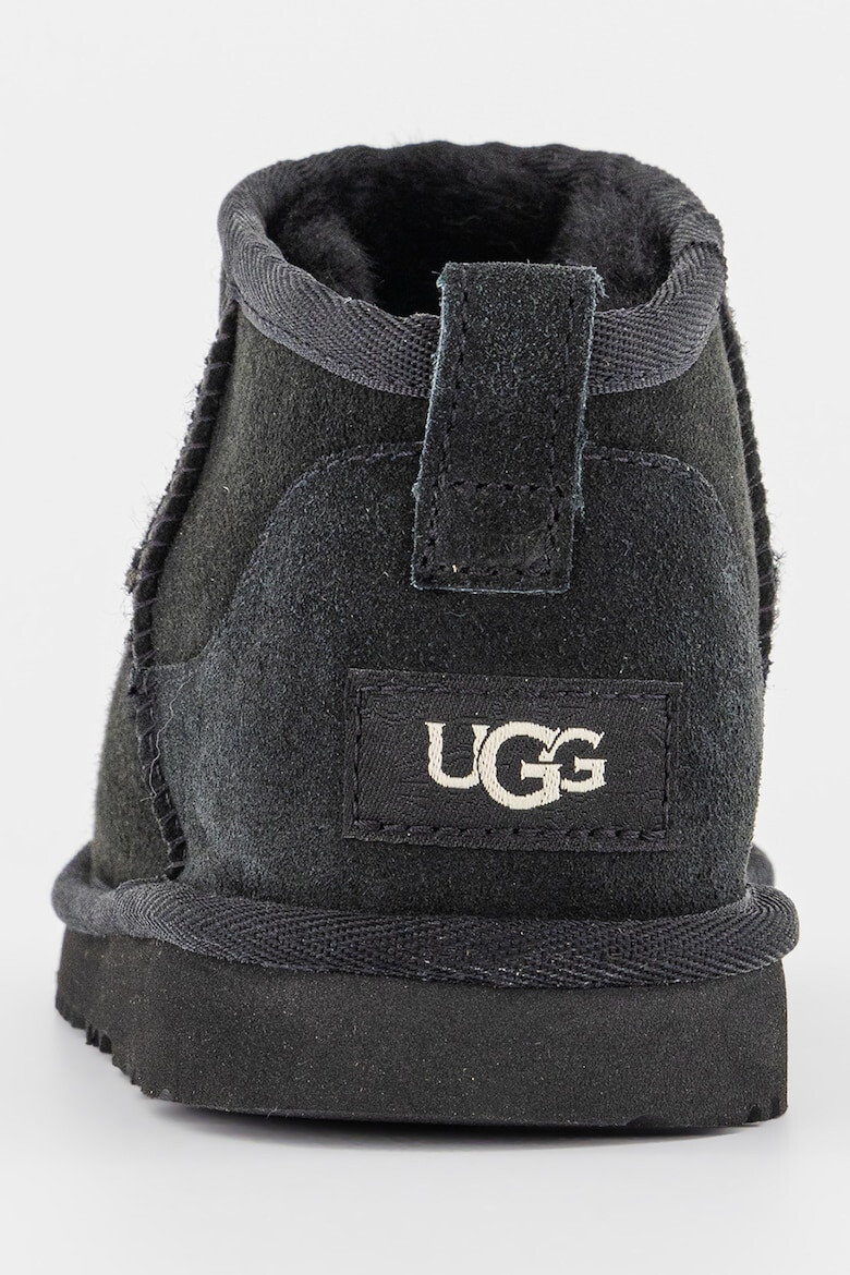 UGG Велурени ботуши Classic Ultra Mini - Pepit.bg