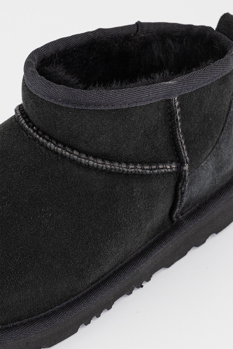 UGG Велурени ботуши Classic Ultra Mini - Pepit.bg