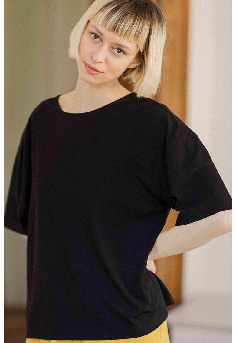 UNDRESS Уголемена тениска с шпиц - Pepit.bg