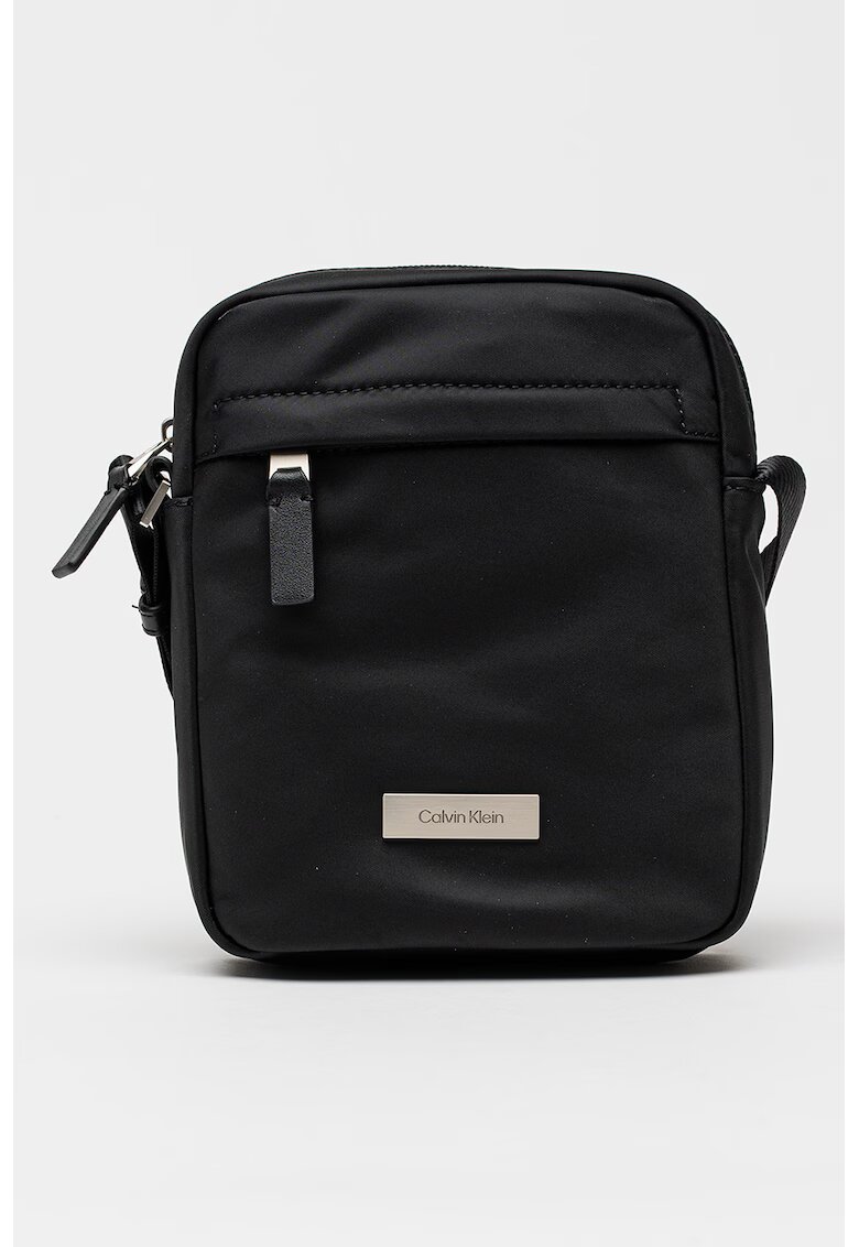 Calvin Klein Чанта през рамо Sleek Reporter