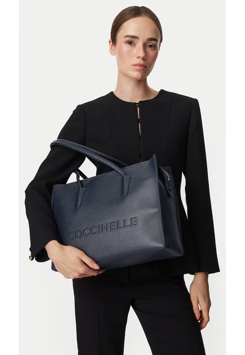 Coccinelle чанта тоут от естествена кожа с релефно лого и закопчаване с цип - синя