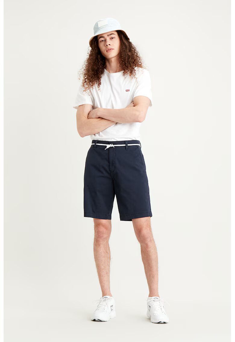 Levis Бермуди чино със средна талия