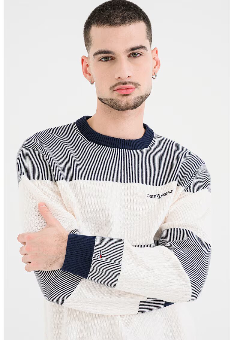 Tommy Jeans Пуловер с овално деколте и лого - Бял/Тъмносин