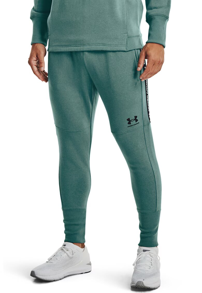 Under Armour Футболен панталон Accelerate Off-Pitch с лого