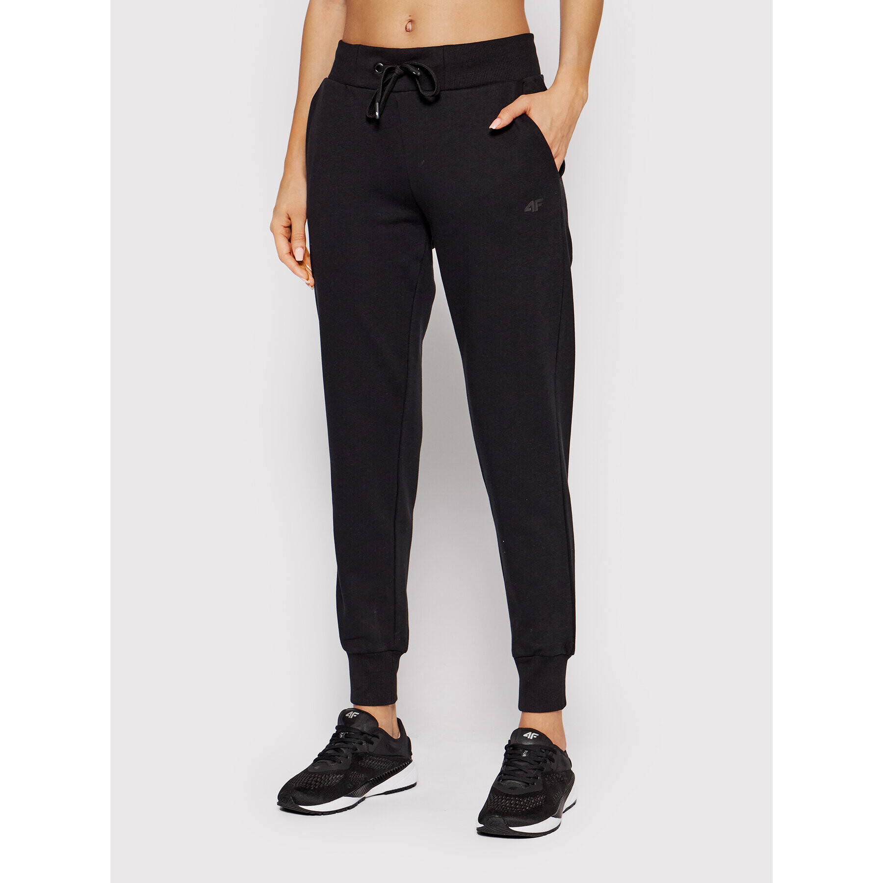 4F Долнище анцуг H4L22-SPDD350 Черен Regular Fit - Pepit.bg