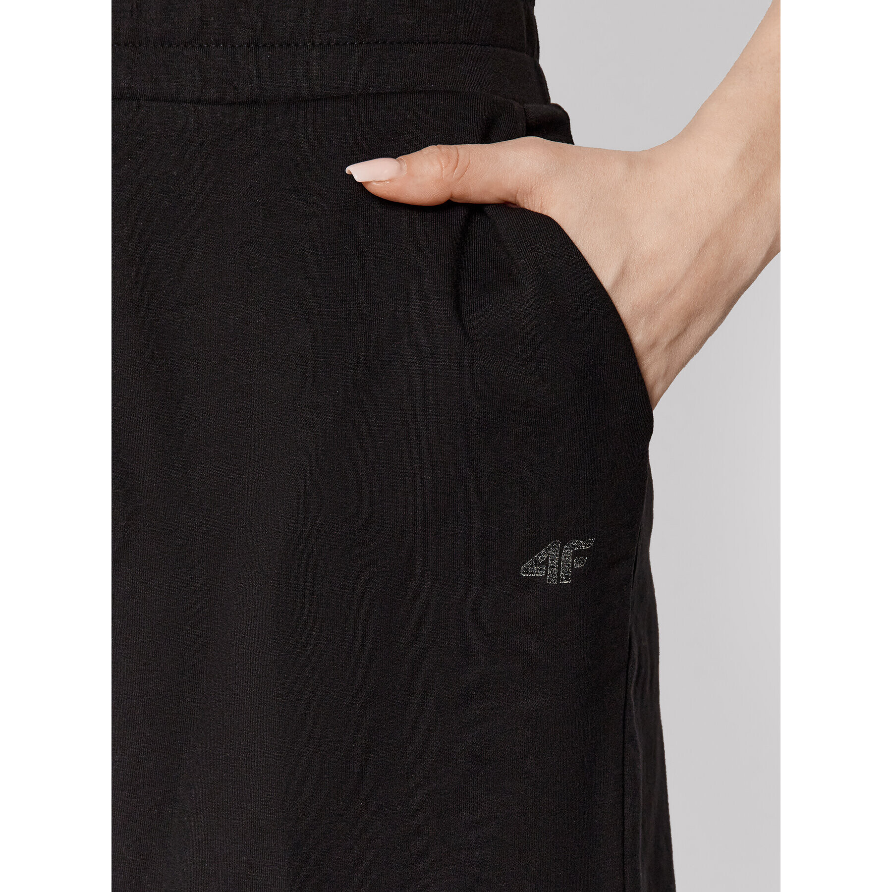 4F Спортни шорти H4L22-SKDD016 Черен Regular Fit - Pepit.bg