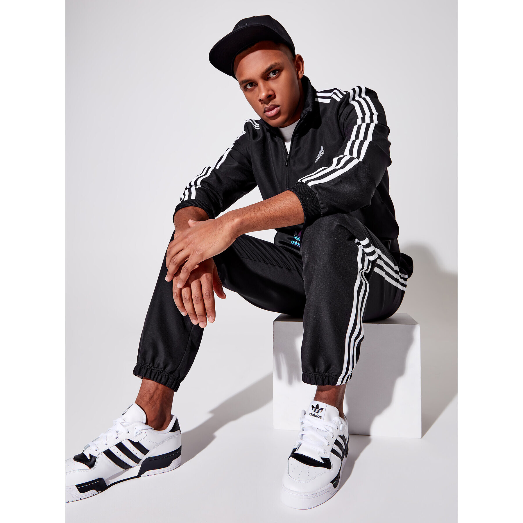 adidas Анцуг Essential GK9950 Черен Regular Fit - Pepit.bg