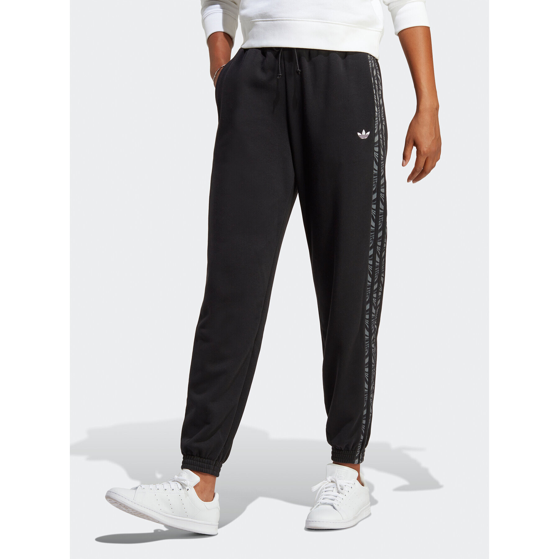 adidas Долнище анцуг Abstract Animal Print Joggers IJ8180 Черен Regular Fit - Pepit.bg