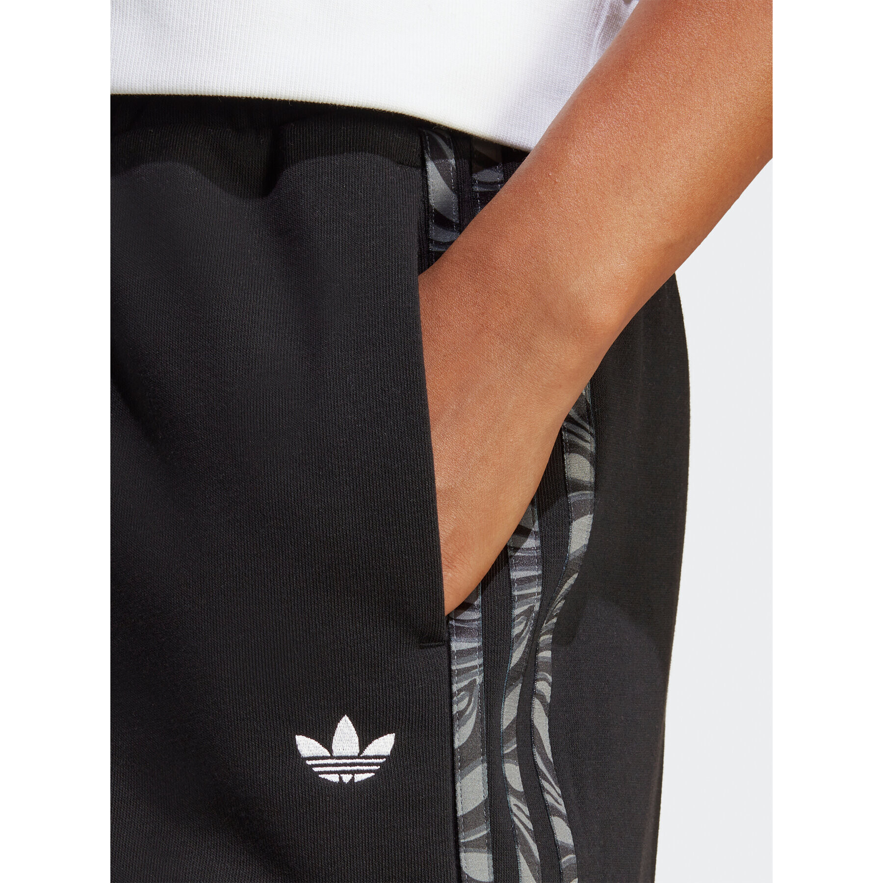 adidas Долнище анцуг Abstract Animal Print Joggers IJ8180 Черен Regular Fit - Pepit.bg