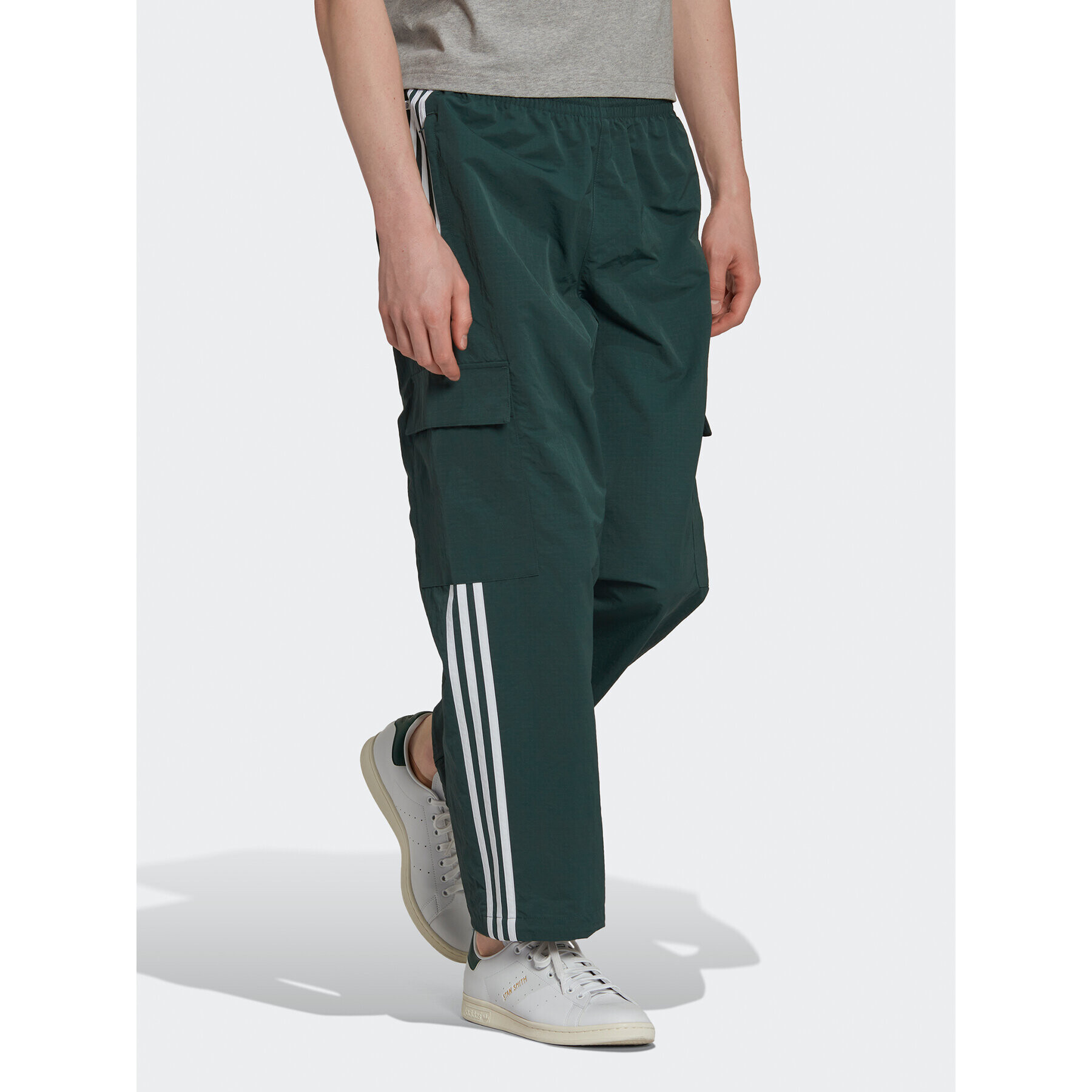 adidas Долнище анцуг adicolor 3 Stripes HN6736 Зелен Relaxed Fit - Pepit.bg