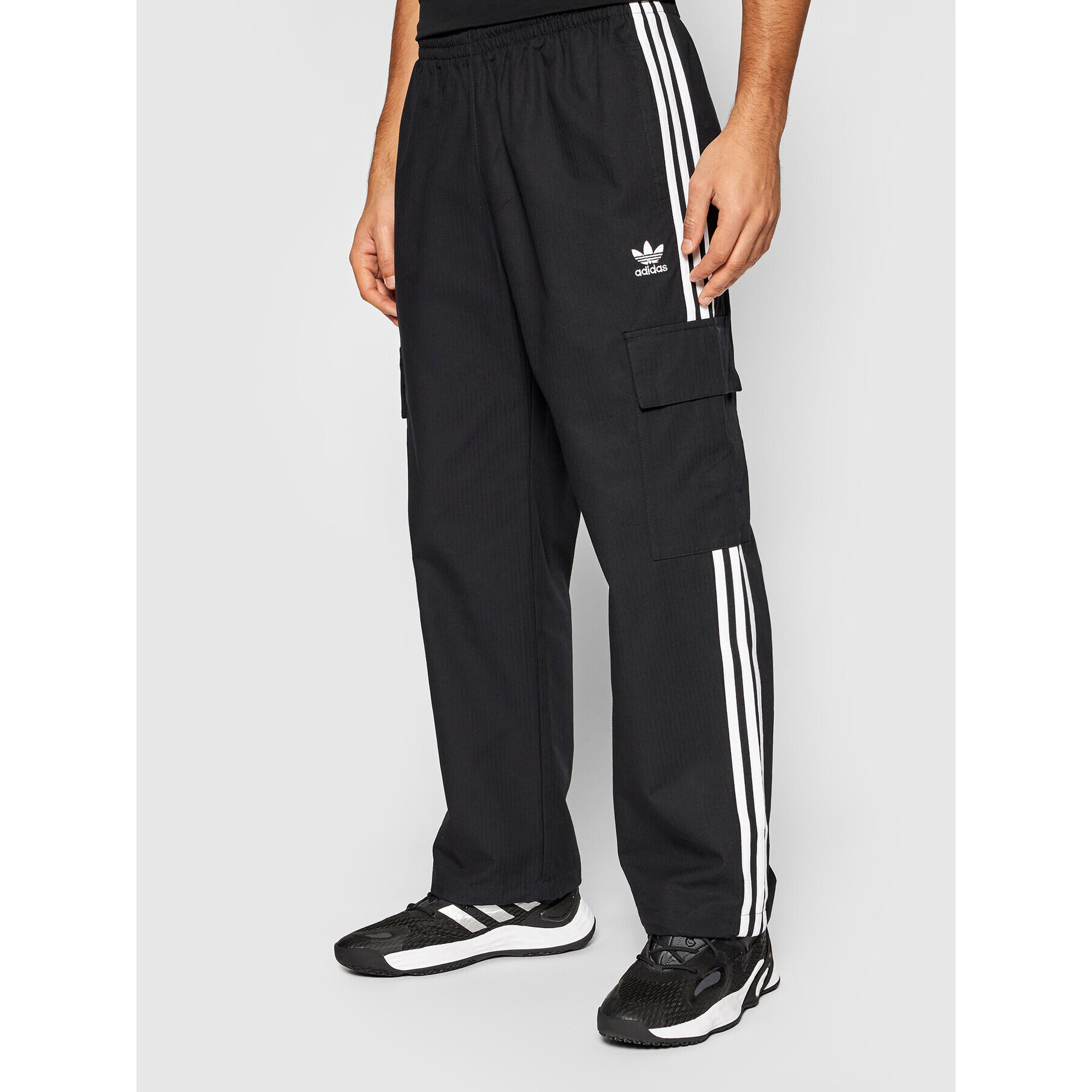 adidas Долнище анцуг adicolor Classics 3-Stripes H09117 Черен Relaxed Fit - Pepit.bg