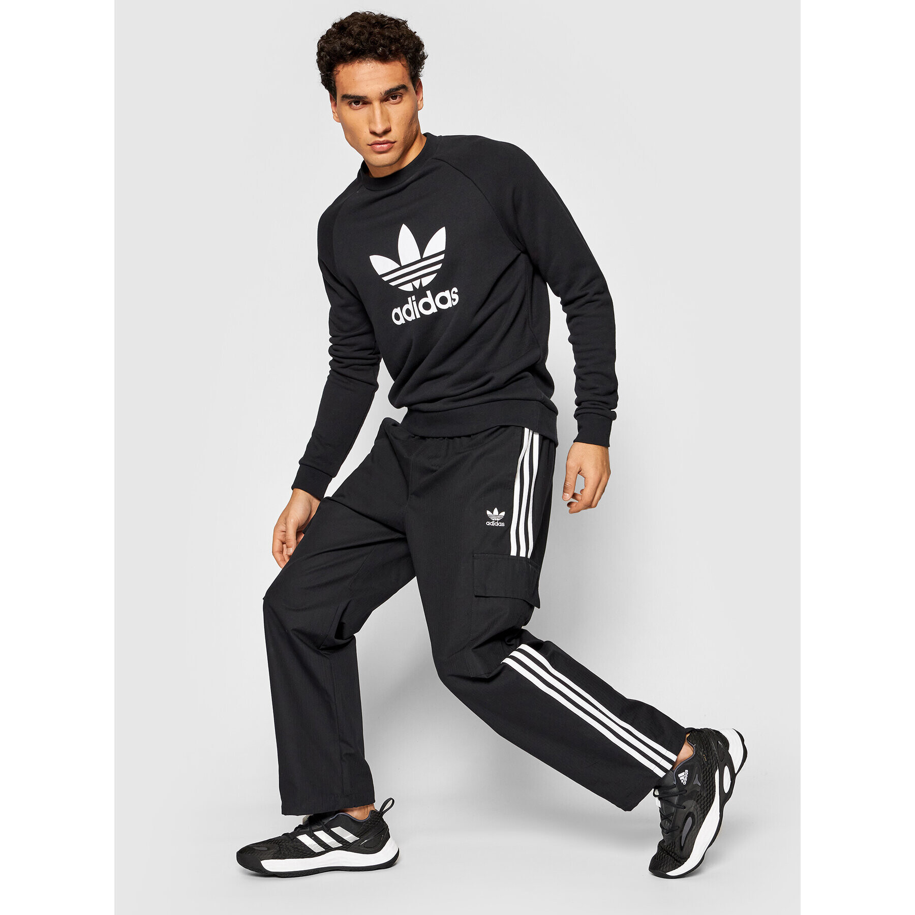 adidas Долнище анцуг adicolor Classics 3-Stripes H09117 Черен Relaxed Fit - Pepit.bg