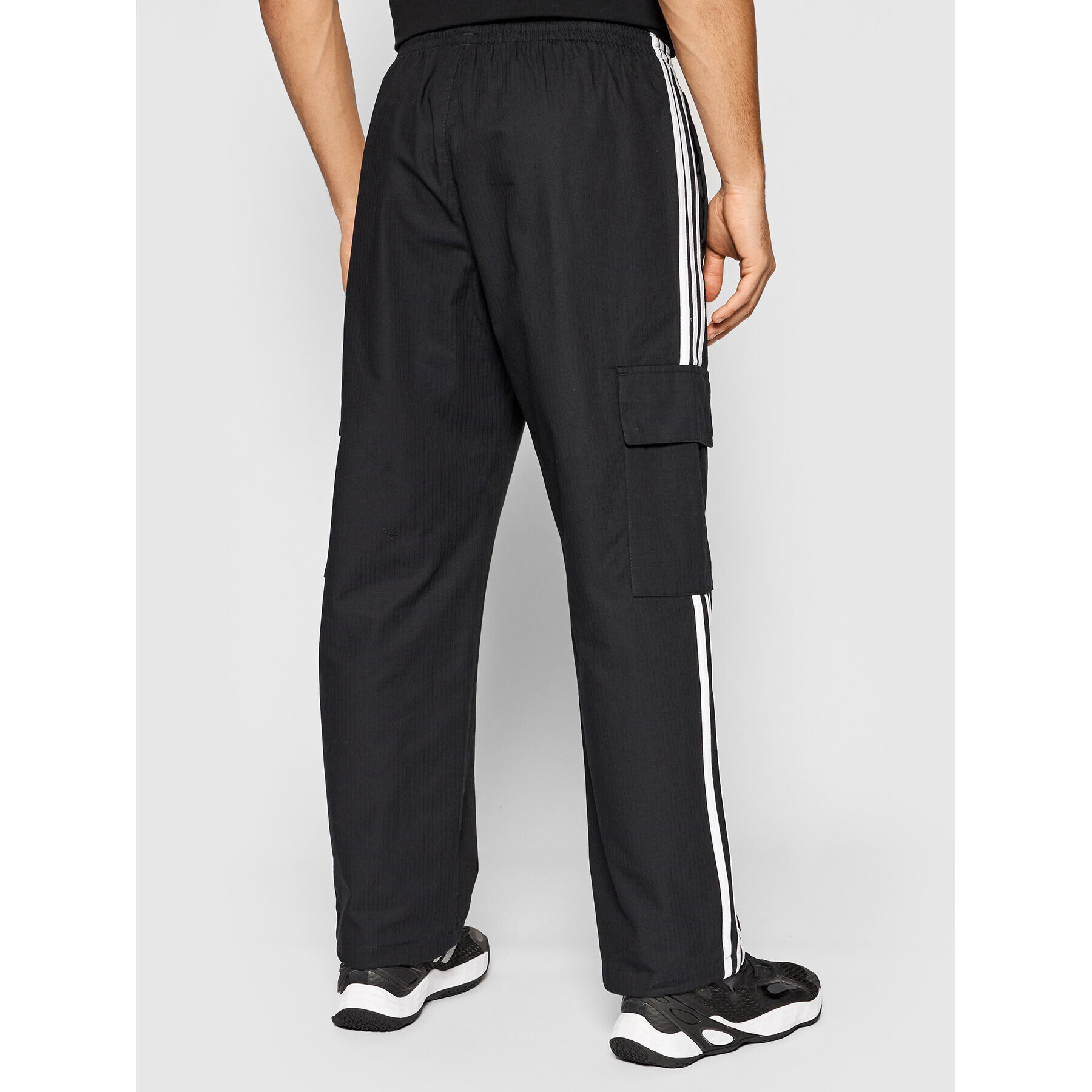 adidas Долнище анцуг adicolor Classics 3-Stripes H09117 Черен Relaxed Fit - Pepit.bg