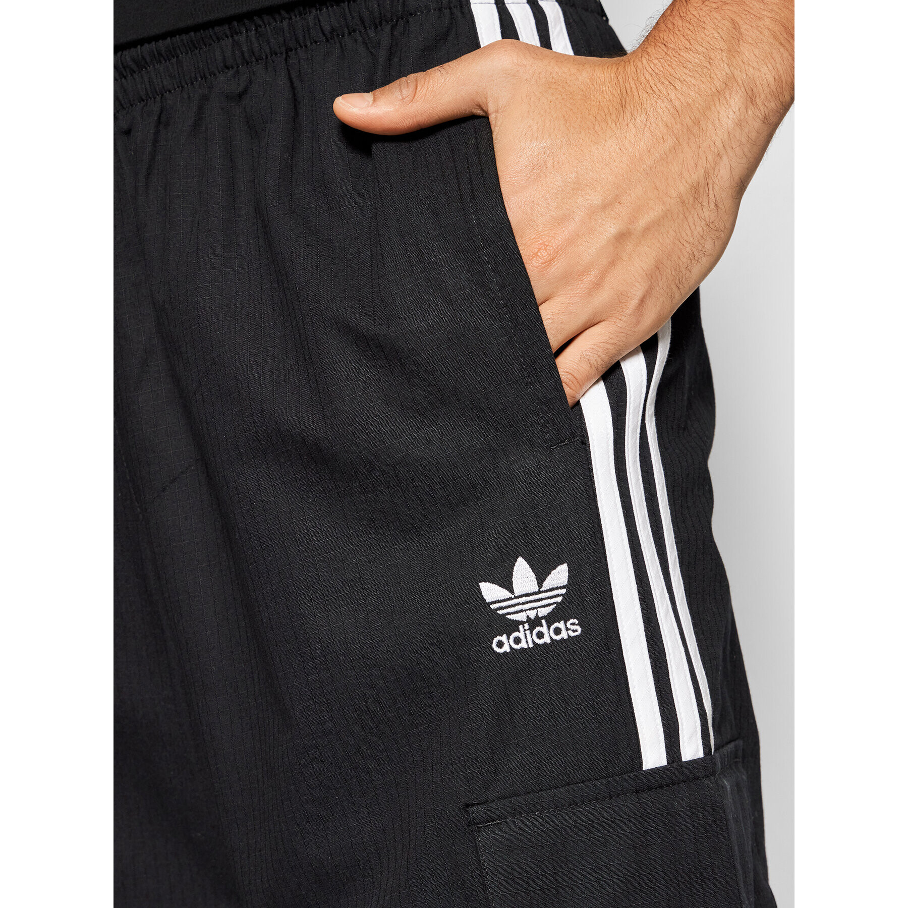 adidas Долнище анцуг adicolor Classics 3-Stripes H09117 Черен Relaxed Fit - Pepit.bg