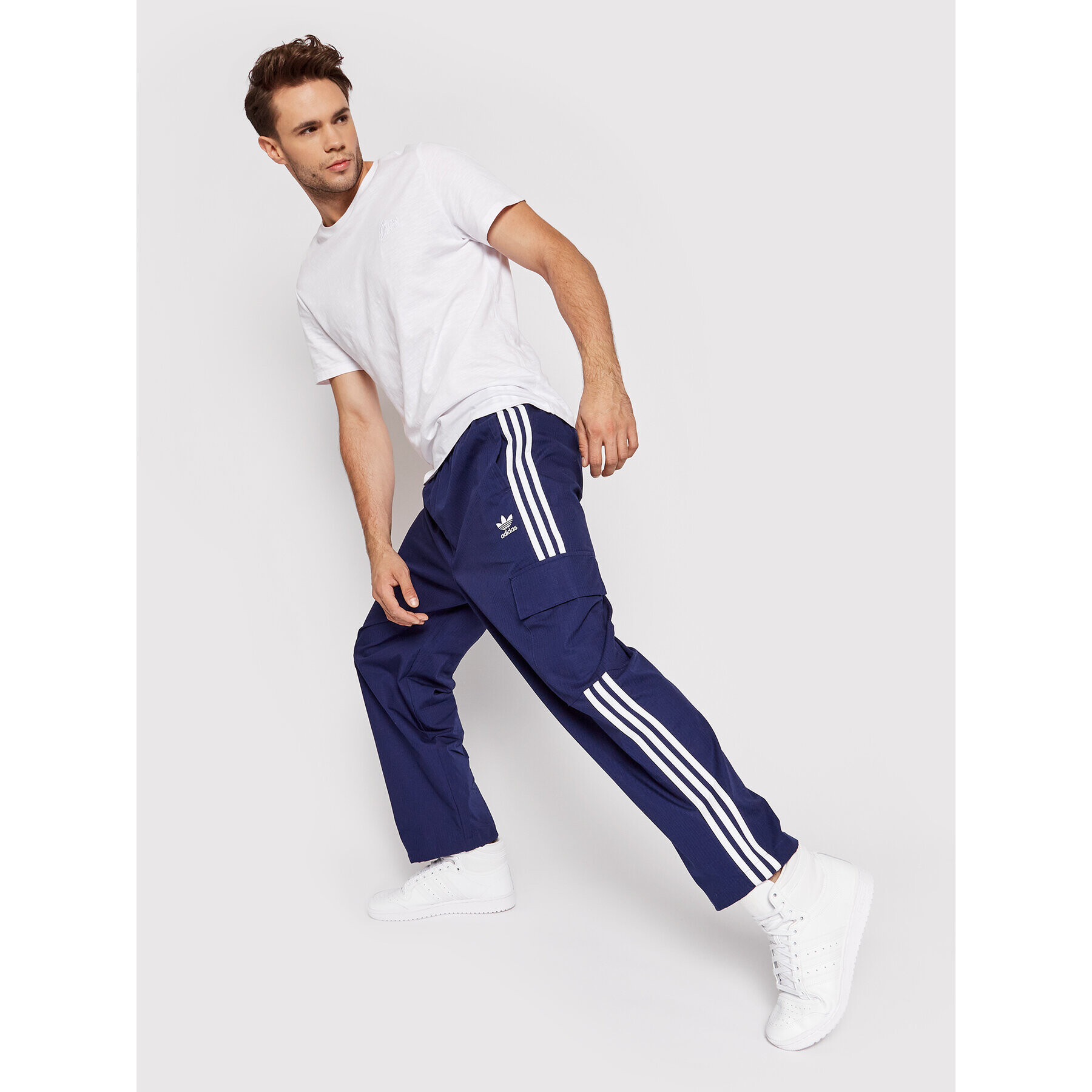 adidas Долнище анцуг adicolor Classics 3-Stripes H09119 Син Relaxed Fit - Pepit.bg