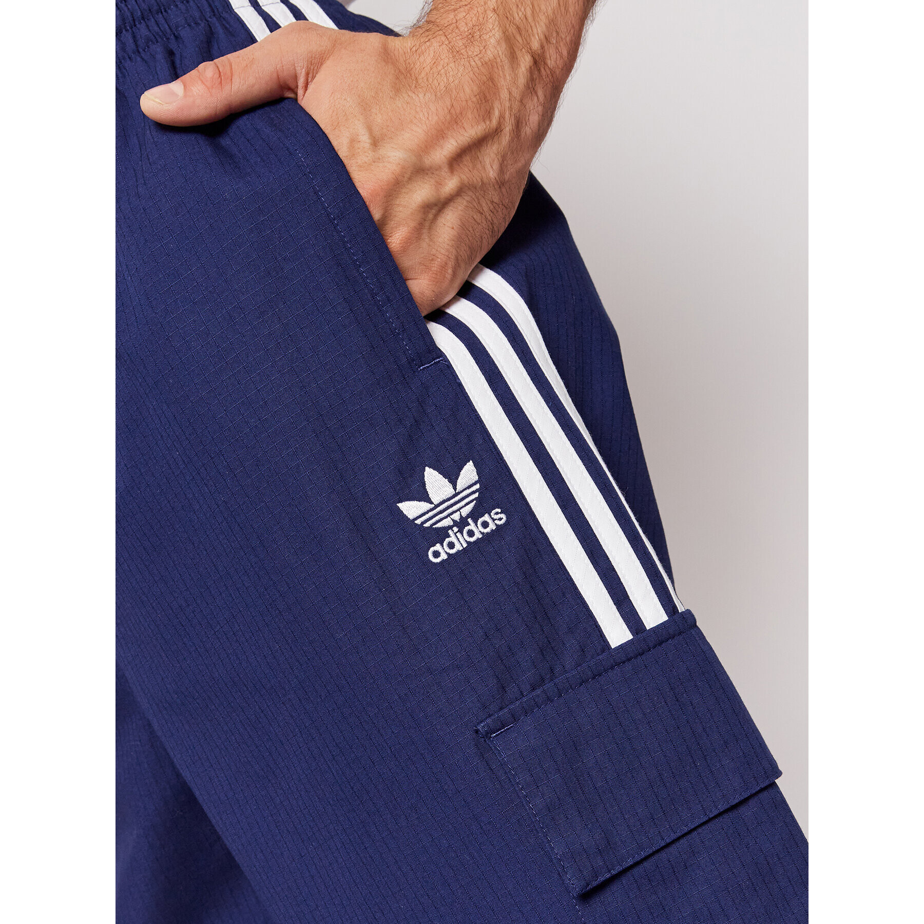 adidas Долнище анцуг adicolor Classics 3-Stripes H09119 Син Relaxed Fit - Pepit.bg