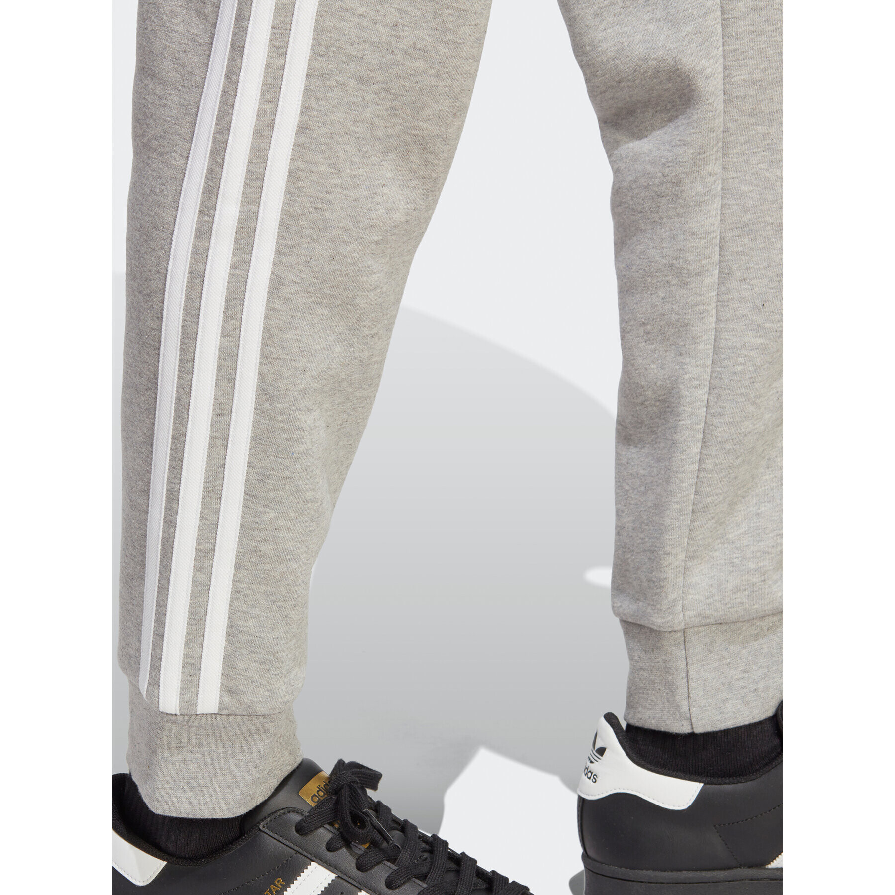 adidas Долнище анцуг Adicolor Classics 3-Stripes Joggers IA4795 Сив Fitted Fit - Pepit.bg