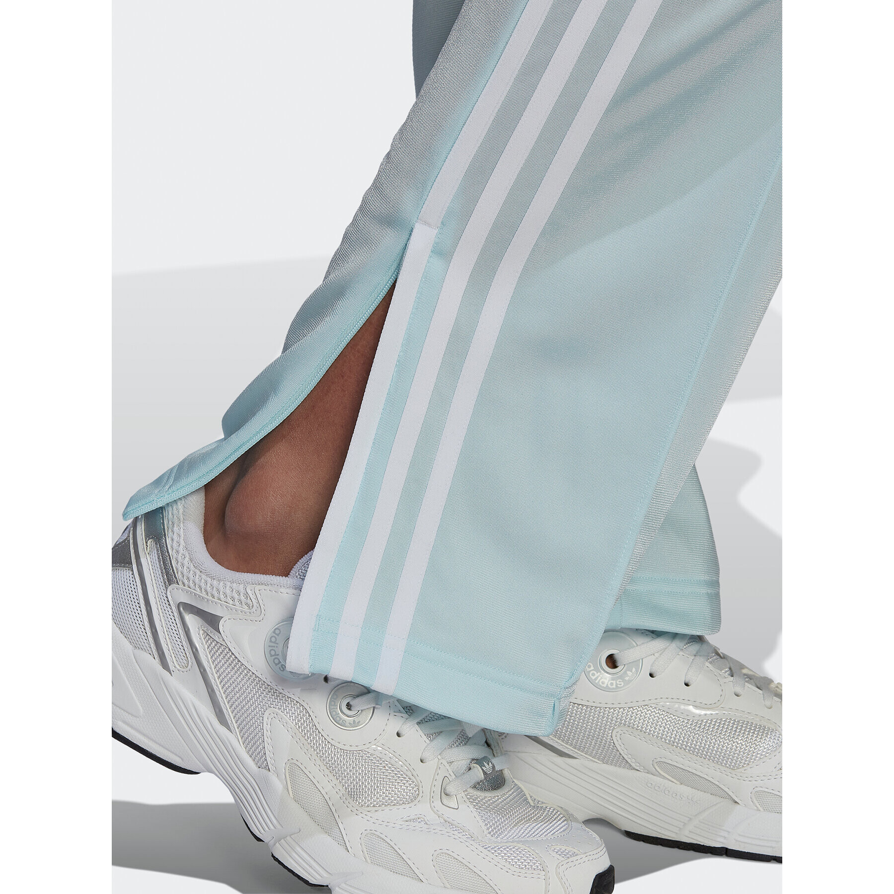 adidas Долнище анцуг adicolor Classics Firebird Primeblue HN5897 Син Regular Fit - Pepit.bg