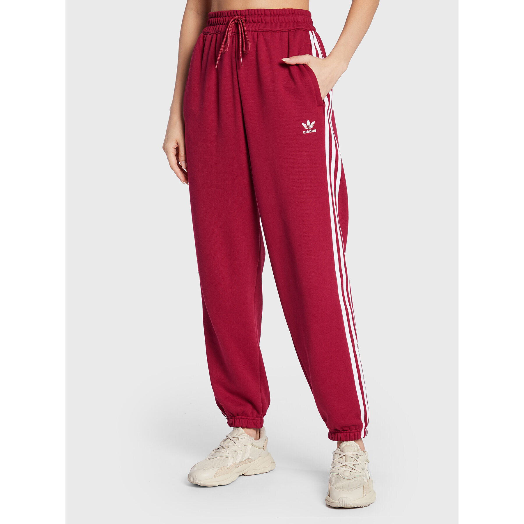 adidas Долнище анцуг adicolor Classics HM2146 Бордо Relaxed Fit - Pepit.bg