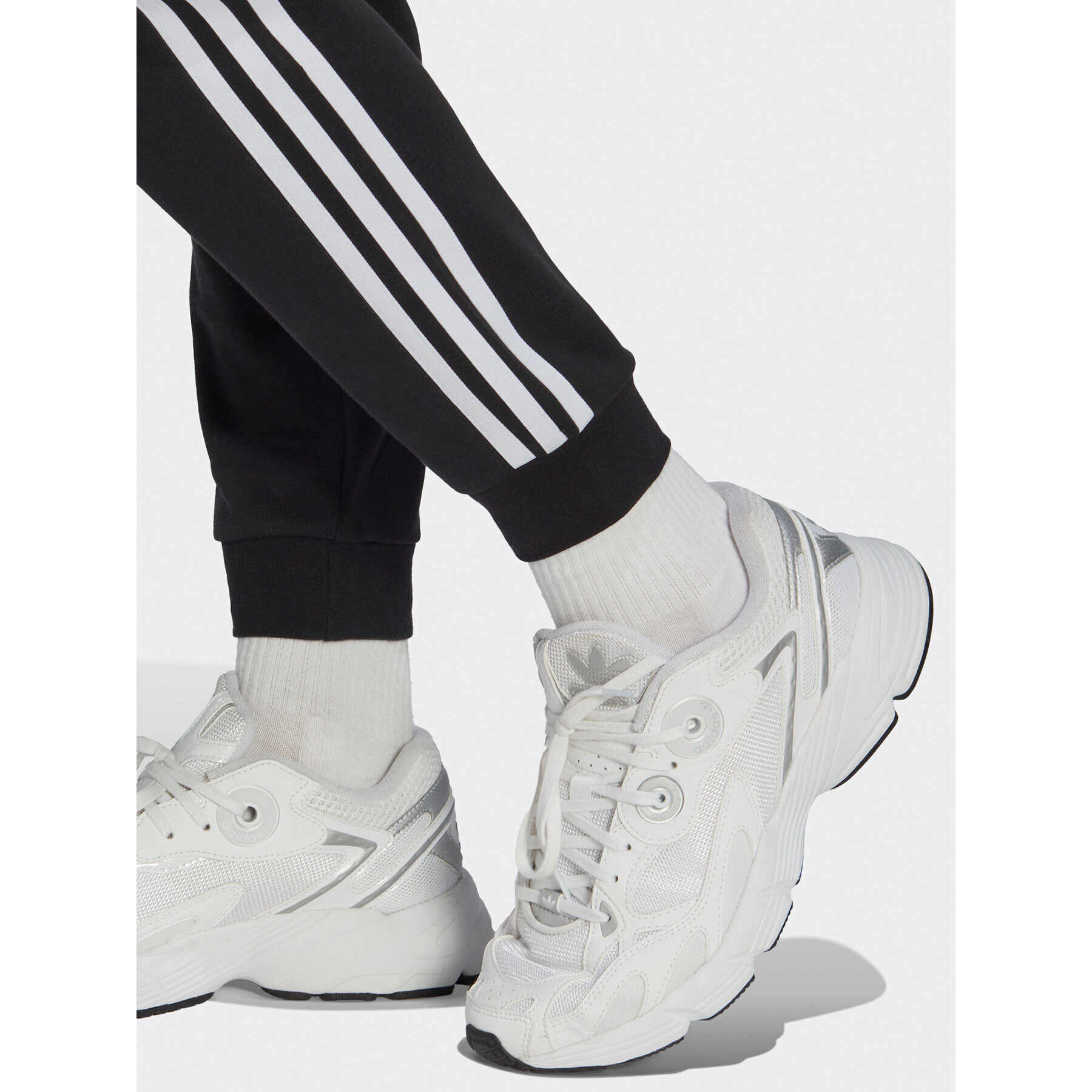 adidas Долнище анцуг Adicolor Classics Slim Cuffed Joggers IB7455 Черен Slim Fit - Pepit.bg