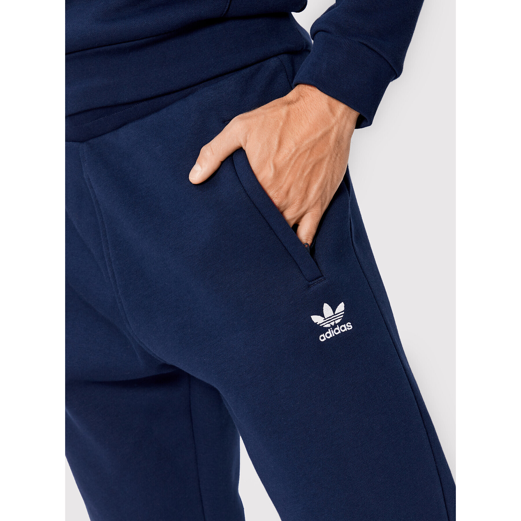 adidas Долнище анцуг adicolor Essentials Trefoil HK0107 Тъмносин Slim Fit - Pepit.bg