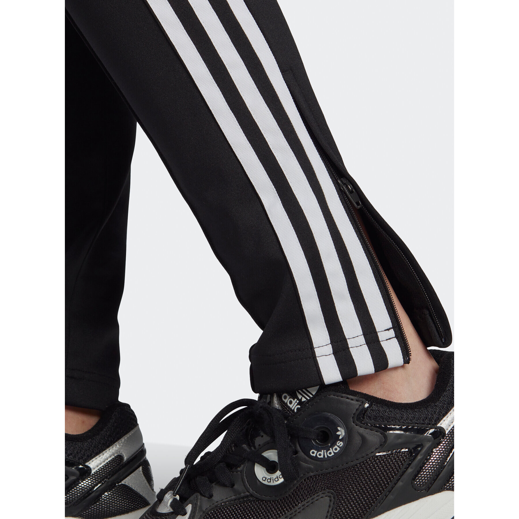 adidas Долнище анцуг adicolor IB5916 Черен Slim Fit - Pepit.bg